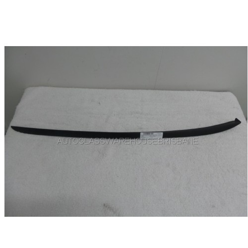 FORD FOCUS LW - 8/2011 to 6/2015 - 5DR HATCH - RIGHT SIDE WINDSCREEN RUBBER MOULD - (Second-hand)