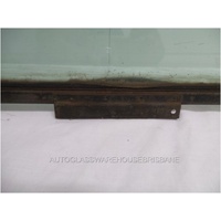 RENAULT R12 - 1/1970 to 1/1977 - 4DR SEDAN - RIGHT SIDE FRONT DOOR  GLASS - 815 X 450 - (SECOND HAND)