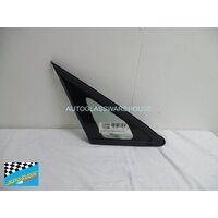 KIA CARNIVAL YP - 12/2014 TO 12/2020 - VAN - DRIVERS - RIGHT SIDE FRONT QUARTER GLASS - ENCAPSULATED (BLACK MOULD) - (Second-hand)