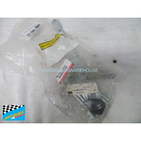 NISSAN UD PK265/500 SERIES - 10/95 to 7/2011 - TRUCK - RIGHT SIDE WINDOW REGULATOR - MANUAL WIND UP - NEW