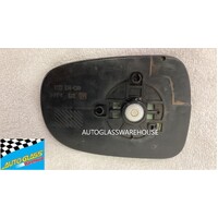 DAIHATSU SIRION M100 - 7/1998 to 1/2005 - 5DR HATCH - PASSENGER - LEFT SIDE MIRROR - FLAT GLASS WITH BACKING PLATE- 156mm x 118mm - (SECOND-HAND)