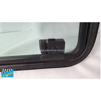MERCEDES SPRINTER SWB - 2/1998 to 8/2006 - VAN - LEFT SIDE REAR SLIDING WINDOW GLASS - GREEN - SINGLE FRONT OPENING  - (SECOND-HAND)