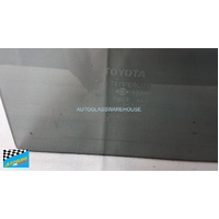 FITS A TOYOTA HIACE 200/220 - 4/2005 to 4/2019 - SLWB/LWB VAN - RIGHT SIDE SLIDING DOOR - MIDDLE PIECE OF SLIDING UNIT - 425w X 420h - (SECOND-HAND)