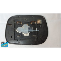 FITS A TOYOTA RAV4 20 SERIES (ACR21) - 10/2003 to 12/2005 - 3DR/5DR WAGON - RIGHT SIDE MIRROR - OEM CURVED WITH BACKING (7827) - 188mm WIDE X 134mm