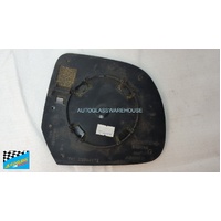 NISSAN MICRA K13 - 11/2010 TO 12/2016 - 5DR HATCH - LEFT SIDE MIRROR - CURVED OEM - 23044172 - (SECOND-HAND)