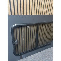 HYUNDAI STARIA LOAD US4 - 06/2021 TO 2025 - DRIVER - RIGHT SIDE FRONT SLIDING WINDOW GLASS - GREY