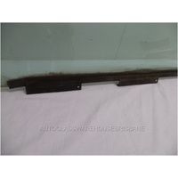 RENAULT R12 - 1/1970 to 1/1977 - 4DR SEDAN - RIGHT SIDE FRONT DOOR  GLASS - 815 X 450 - (SECOND HAND)
