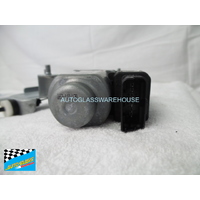 HYUNDAI ACCENT RB - 7/2011 TO 12/2019 - 5DR HATCH - DRIVER - RIGHT SIDE FRONT WINDOW REGULATOR - ELECTRIC - (SECOND-HAND)