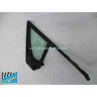 PEUGEOT 208 A9 - 10/2012 to 1/2018 - 5DR HATCH - DRIVERS - RIGHT SIDE FRONT QUARTER GLASS - ENCAPSULATED (98 014 759 80) - (SECOND-HAND)