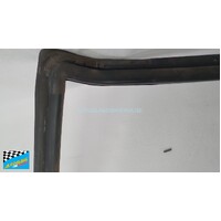 MERCEDES 124 SERIES W124 - 1/1985 to 1/1996 - 4DR SEDAN - REAR WINDSCREEN RUBBER ONLY (NO GLASS) - (SECOND-HAND)