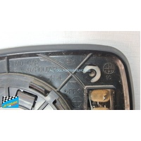 HYUNDAI i30 GD - 5/2012 to 6/2017 - 5DR HATCH - DRIVERS - RIGHT SIDE MIRROR - CURVED OEM - with Base - MD-CAR RH - (SECOND-HAND)