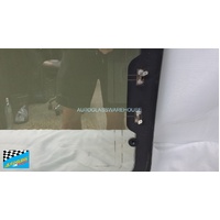 SUITABLE FOR TOYOTA REGIUS HIACE IMPORT - 1/1997 TO 1/2005 - VAN - PASSENGERS - LEFT SIDE REAR CARGO FIXED GLASS - HEATED - 3 HOLES - (SECOND-HAND)