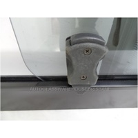 MERCEDES VITO - 5/2004 to 3/2015 - SWB/LWB VAN - RIGHT SIDE FRONT GLASS IN GLASS SLIDING WINDOW - 1 SLIDING PIECE (FRONT PIECE SLIDES BACKWARDS)