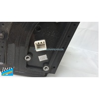 KIA GRAND CARNIVAL VQ - 2006 to 2/2015 - 5DR WAGON - DRIVERS - RIGHT SIDE MIRROR - COMPLETE - E4 02255 - WHITE - (SECOND-HAND)