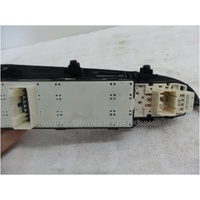 HYUNDAI i30 GD - 5/2012 to 6/2017 - 5DR HATCH - DRIVERS - RIGHT SIDE FRONT DOOR SWITCH POWER WINDOW - 93570-A5490 - (Second-hand)