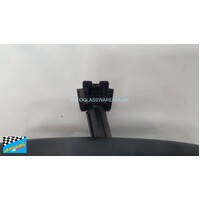 HYUNDAI SANTA FE DM - 8/2012 TO 6/2018 - CENTER INTERIOR REAR VIEW MIRROR - E11 026654 - PLUG - (SECOND-HAND)