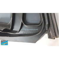 HOLDEN ASTRA BL - 10/2017 to CURRENT - 4/5DR SEDAN/HATCH/WAGON - PASSENGERS - LEFT SIDE FRONT QUARTER GLASS - ENCAPSULATED - (SECOND-HAND)