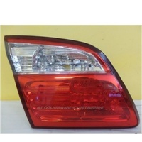 NISSAN MAXIMA A33 - 4DR SEDAN 12/99>11/03 - LEFT SIDE TAIL LIGHT BOOT LTD GARNISH (INNER)