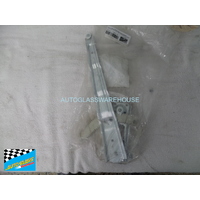 NISSAN UD PK265/500 SERIES - 10/95 to 7/2011 - TRUCK - RIGHT SIDE WINDOW REGULATOR - MANUAL WIND UP