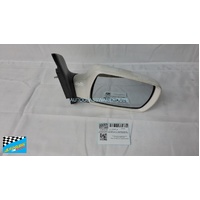 KIA GRAND CARNIVAL VQ - 2006 to 2/2015 - 5DR WAGON - DRIVERS - RIGHT SIDE MIRROR - COMPLETE - E4 02255 - WHITE