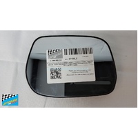 FITS A TOYOTA RAV4 20 SERIES (ACR21) - 10/2003 to 12/2005 - 3DR/5DR WAGON - RIGHT SIDE MIRROR - OEM CURVED WITH BACKING (7827) - 188mm WIDE X 134mm