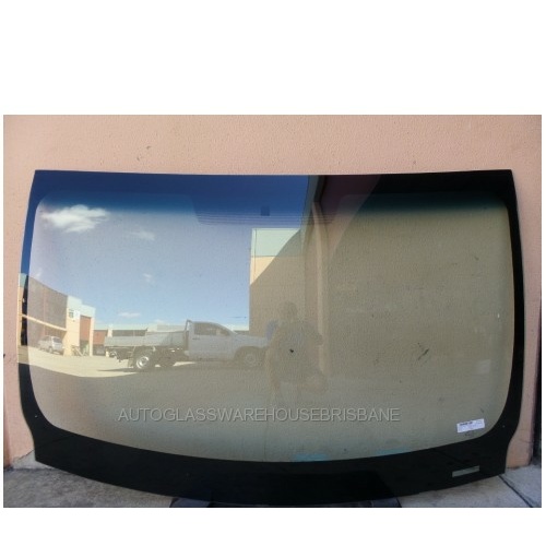 RENAULT TRAFFIC X83 - 4/2004 to 1/2015 - SWB / LWB - VAN - FRONT WINDSCREEN GLASS - MIRROR PATCH 142MM FROM TOP EDGE - NEW