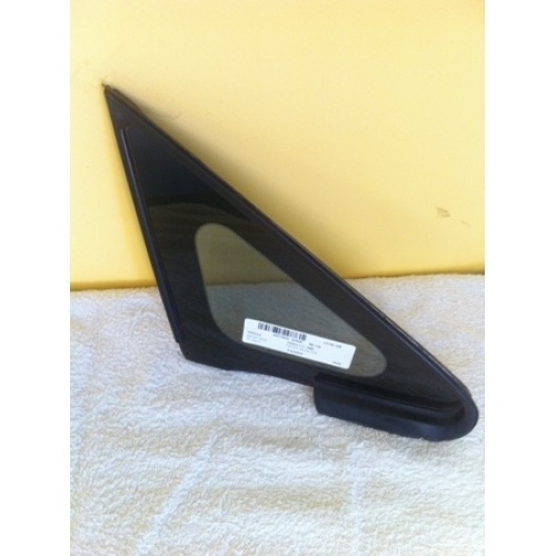 NISSAN TIIDA C11 - 2/2006 TO 12/2013 - 4DR SEDAN/5DR HATCH - DRIVERS - RIGHT SIDE FRONT QUARTER GLASS - BLACK MOULD - (Second-hand)