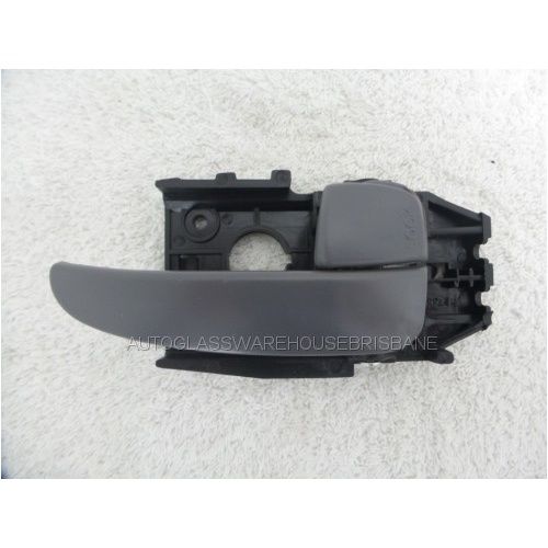 HYUNDAI ELANTRA XD - 10/2000 to 8/2006 - 5DR HATCH - DRIVER - RIGHT SIDE FRONT INNER DOOR HANDLE