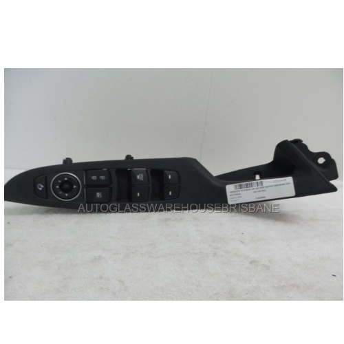 HYUNDAI i30 GD - 5/2012 to 6/2017 - 5DR HATCH - DRIVERS - RIGHT SIDE FRONT DOOR SWITCH POWER WINDOW - 93570-A5490 - (Second-hand)