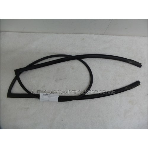 suitable for TOYOTA RAV4 - 40 SERIES - 2/2013 to 5/2019 - 5DR WAGON - FRONT WINDSCREEN TOP & SIDES RUBBER MOULDING  - (Second-hand)