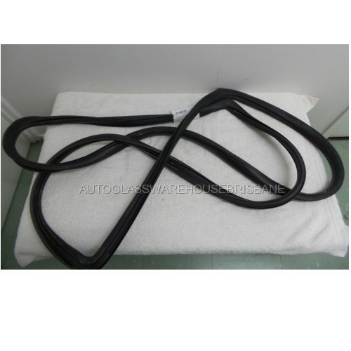 HINO RANGER PRO 5 - 2003 to CURRENT - TRUCK - FRONT WINDSCREEN RUBBER (NARROW) FC-FD TT1137-TT125 - (Second-hand)