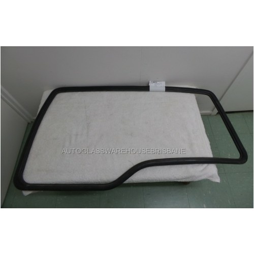 LAND ROVER DISCOVERY 2 II - 3/1999 to 11/2004 - 4DR WAGON - REAR WINDSCREEN RUBBER - (Second-hand)