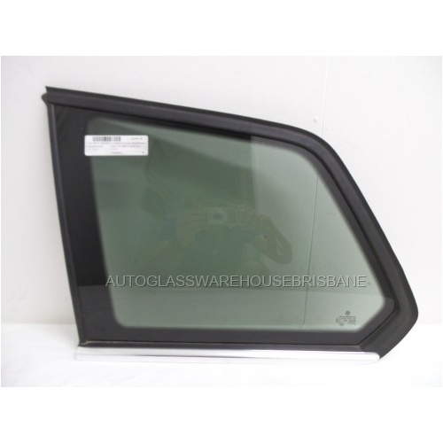 VOLKSWAGEN GOLF VII - 4/2013 TO 2016 - 4DR WAGON - PASSENGERS - LEFT SIDE REAR CARGO GLASS - CHROME MOULD - ENCAPSULATED - (Second-hand)