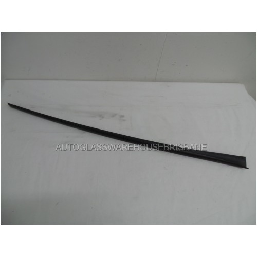 VOLKSWAGEN GOLF VII - 4/2013 TO 4/2021- 5DR HATCH - RIGHT SIDE WINDSCREEN MOULD - (Second-hand)