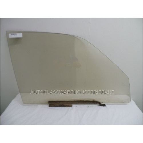 PEUGEOT 505 - 1/1980 to 1/1990 - 4DR SEDAN - RIGHT SIDE FRONT DOOR GLASS - 820 X 530 - (SECOND HAND)