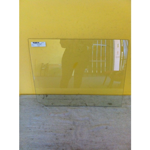 NISSAN URVAN E23 - 8/1980 to 2/1987 - SWB/LWB VAN - DRIVERS - RIGHT SIDE FRONT DOOR GLASS - 1/4 TYPE - (Second-hand)
