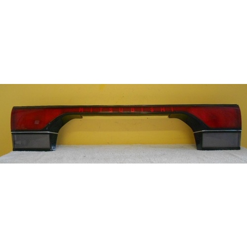 MITSUBISHI - BOOT LID HATCH TAIL LIGHT GARNISH - (Second-hand)