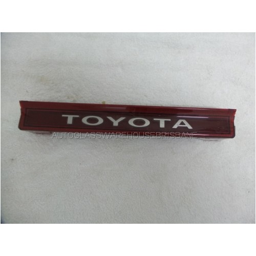 suitable for TOYOTA TARAGO TCR10 - 9/1990 to 6/2000 - WAGON - TAIL GATE REAR GARNISH CENTRE INDICATOR - KOITO 26-31-88 - (Second-hand)