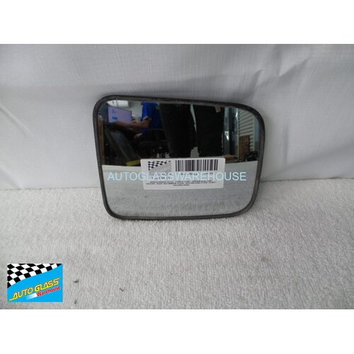 NISSAN NAVARA D21/22 - 1/1986 to 3/1997 - 2DR/4DR DUAL CAB - DRIVERS - RIGHT SIDE MIRROR GLASS - WITH BACKING PLATE - R 5677 - (SECOND-HAND)