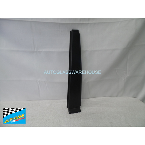 FORD FALCON AU-AU11/BA/BE/BF - 9/1998 TO 8/2008 - 2DR UTE - PASSENGERS - LEFT SIDE FRONT MOULDING - "B" PILLAR MOULD (YR23-P31003) - (SECOND-HAND)