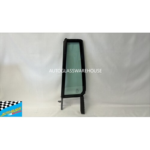 LAND ROVER DISCOVERY 3 AND 4- 3/2005 to 12/2016 - 4DR WAGON - PASSENGERS - LEFT SIDE REAR QUARTER GLASS - WITH MOULD (MOULDED PART ON WINDOW)