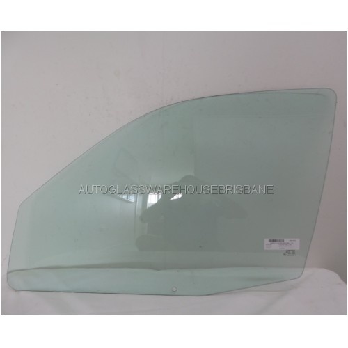 RENAULT CLIO X65 - 5/2001 to 8/2008 - 5DR HATCH - LEFT SIDE FRONT DOOR GLASS - 1 HOLE FOR FITTING / 1 HOLE AT TOP BACK EDGE OF GLASS FOR GUIDE - NEW